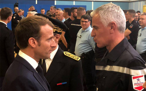 Emmanuel Macron à la rencontre des sapeurs-pompiers mobilisés pour les inondations dans l’Aude